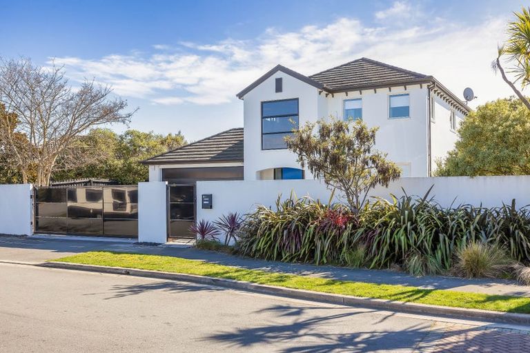 Photo of property in 20 Linkwater Way, Parklands, Christchurch, 8083
