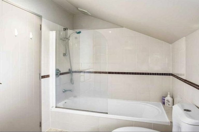 Photo of property in 2/64 Schnapper Rock Road, Schnapper Rock, Auckland, 0632