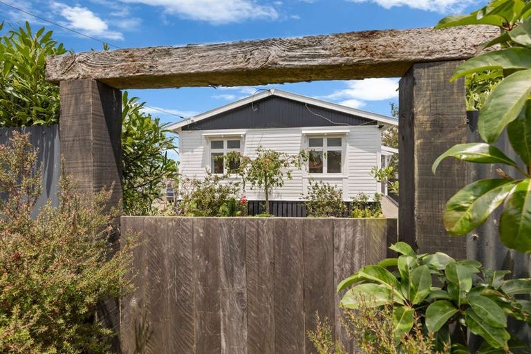 Photo of property in 2 Ngahina Street, Marton, 4710