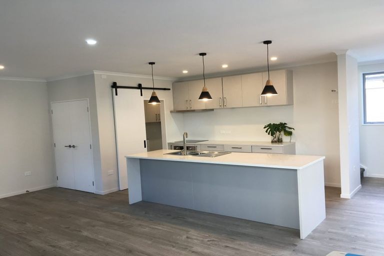 Photo of property in 2d/3 Sunnynook Road, Sunnynook, Auckland, 0620