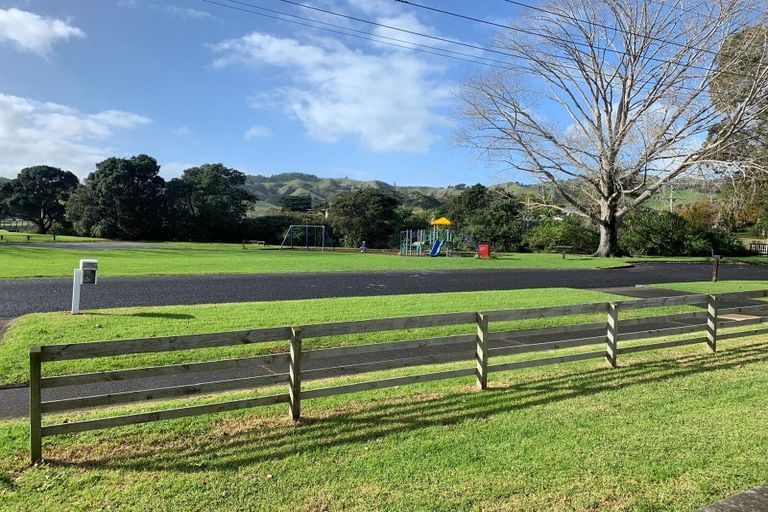 Photo of property in 3 Rautawa Place, Kawakawa Bay, 2585