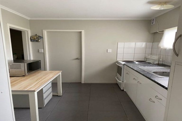 Photo of property in 10 Kaweka Street, New Lynn, Auckland, 0600