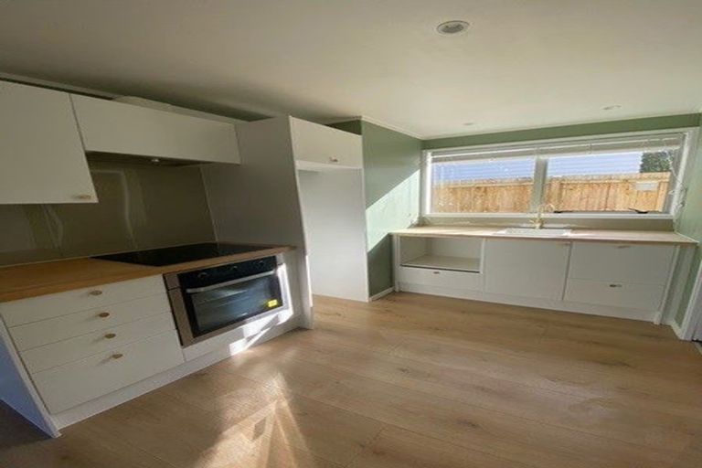 Photo of property in 25 Taipari Road, Te Atatu Peninsula, Auckland, 0610