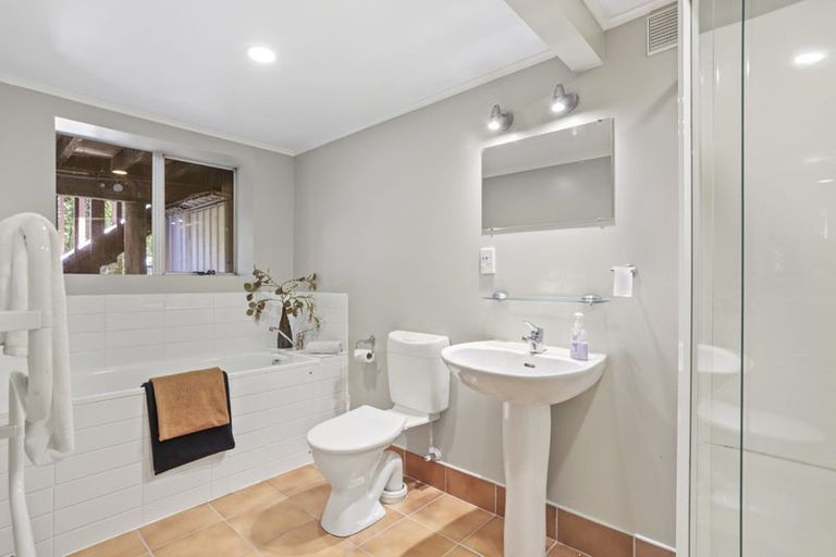 Photo of property in 6 Otitori Bay Road, Titirangi, Auckland, 0604