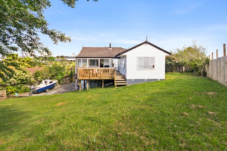 Photo of property in 11 Landsdale Place, Massey, Auckland, 0614