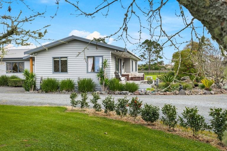 Photo of property in 124 Boord Crescent, Kumeu, 0891