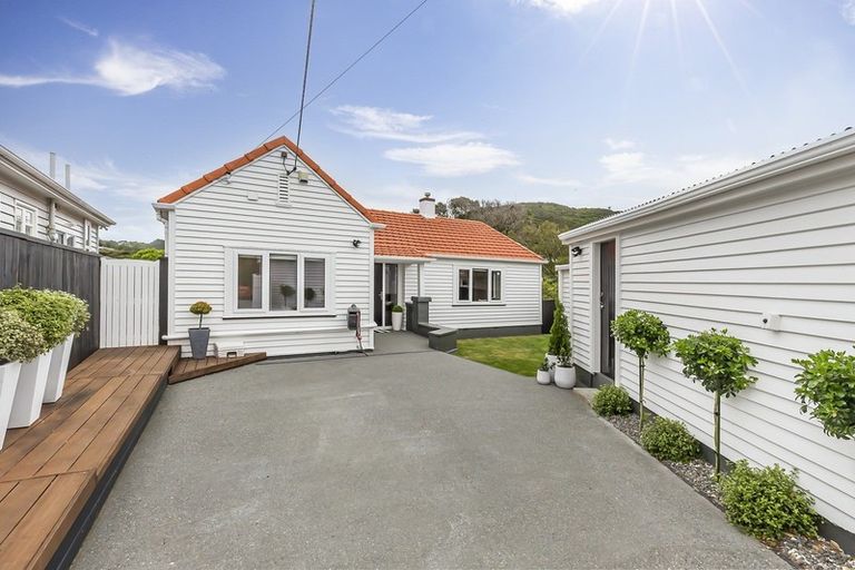 Photo of property in 22 Donald Crescent, Karori, Wellington, 6012
