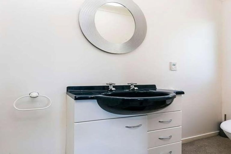 Photo of property in 39 Dress Circle, Newlands, Wellington, 6037