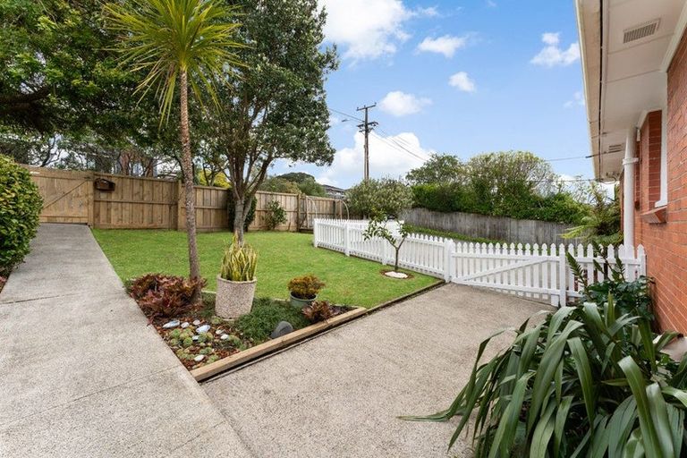 Photo of property in 1/625 Beach Road, Rothesay Bay, Auckland, 0630