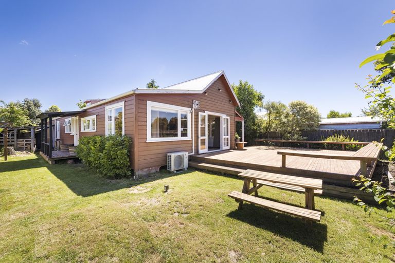 Photo of property in 7 Perrin Place, Kelvin Grove, Palmerston North, 4414