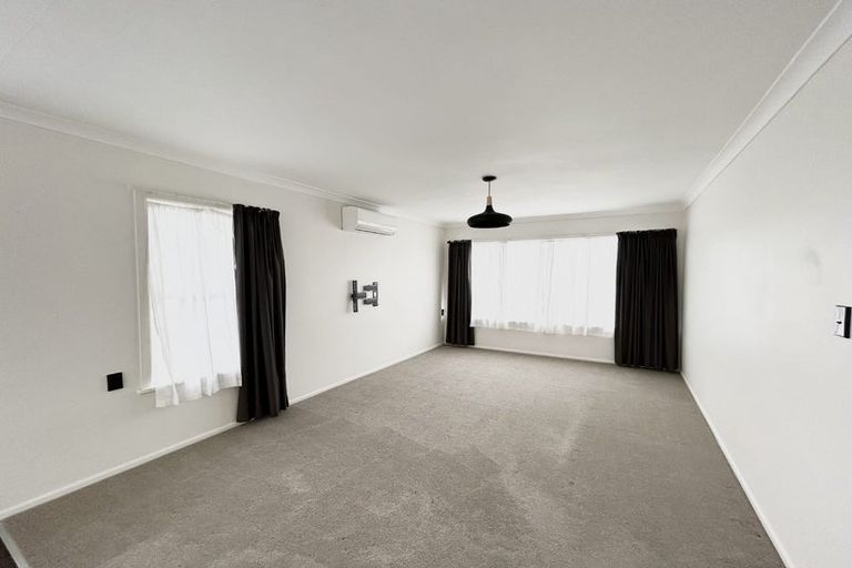 Photo of property in 32 Queenwood Road, Levin, 5510