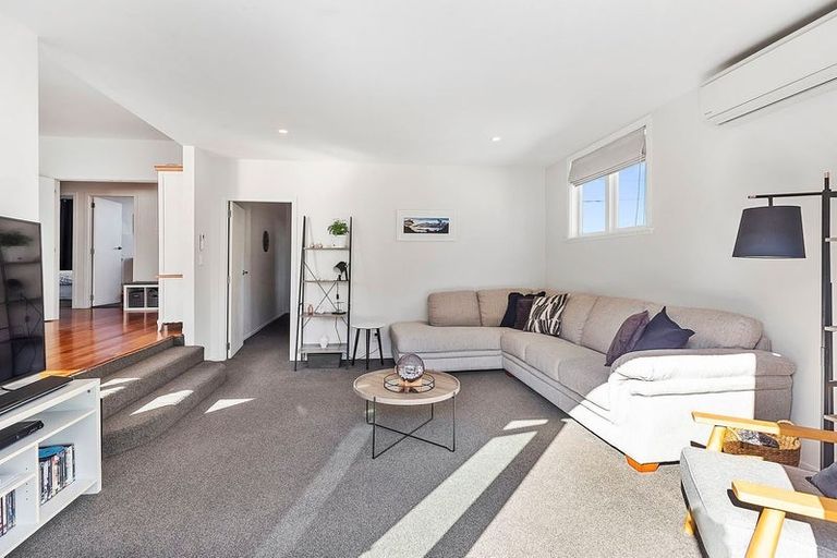 Photo of property in 27 Mexted Terrace, Tawa, Wellington, 5028