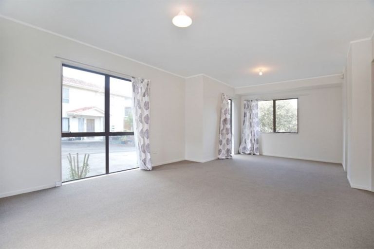 Photo of property in 10 Frosses Place, Massey, Auckland, 0614