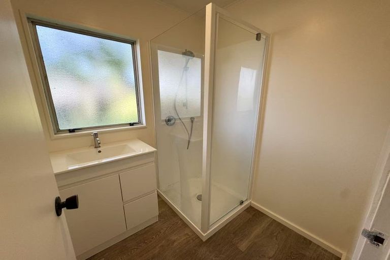 Photo of property in 18 Athena Drive, Totara Vale, Auckland, 0629