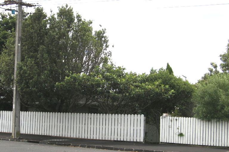 Photo of property in 97c Hinemoa Street, Birkenhead, Auckland, 0626