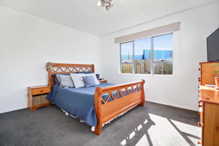 Photo of property in 11 Landsdale Place, Massey, Auckland, 0614