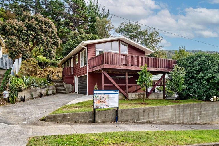 Photo of property in 19 Holmes Grove, Naenae, Lower Hutt, 5011