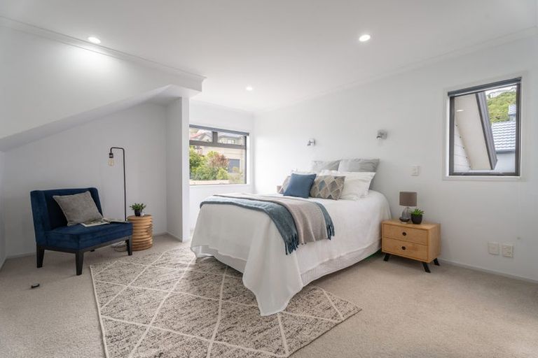 Photo of property in 7 Forbes Lane, Newlands, Wellington, 6037