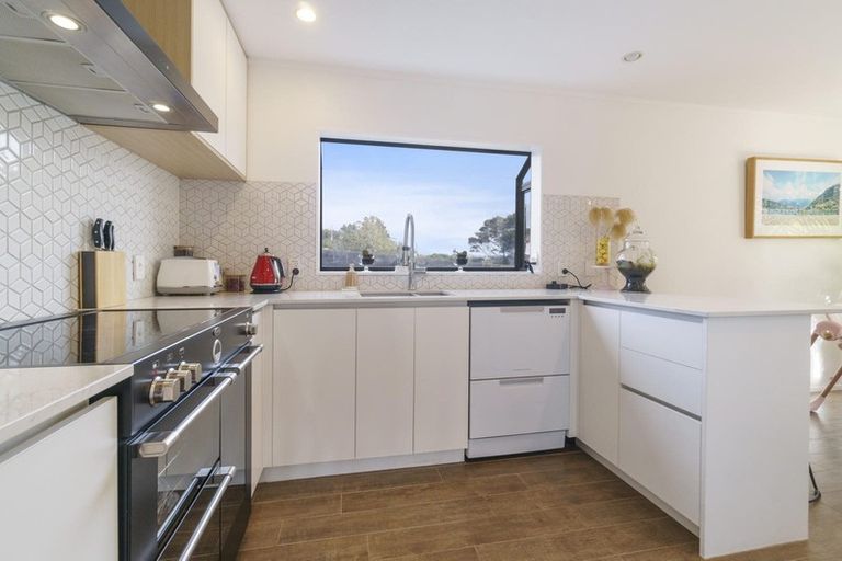 Photo of property in 12a Renata Crescent, Te Atatu Peninsula, Auckland, 0610