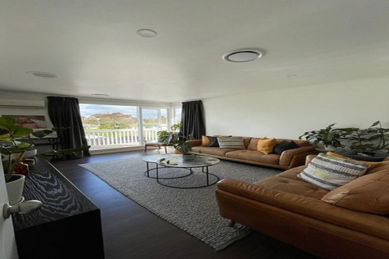 Photo of property in 5 Gill Avenue, Te Atatu Peninsula, Auckland, 0610