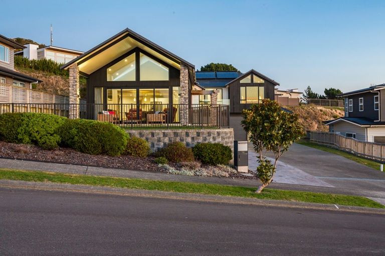 Photo of property in 14 The Fjord, Aotea, Porirua, 5024