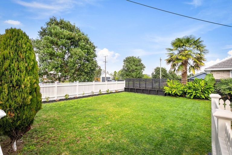 Photo of property in 28 Rewarewa Road, Te Atatu Peninsula, Auckland, 0610