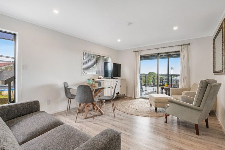 Photo of property in 42 Albatross Road, Red Beach, 0932