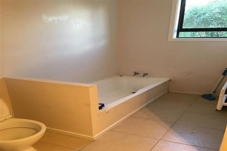 Photo of property in 26 Kingdale Road, Henderson, Auckland, 0610