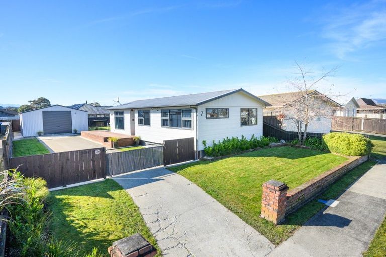 Photo of property in 7 Colonial Place, Kelvin Grove, Palmerston North, 4414