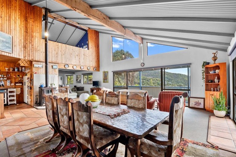 Photo of property in 100 Seaview Road, Piha, New Lynn, 0772