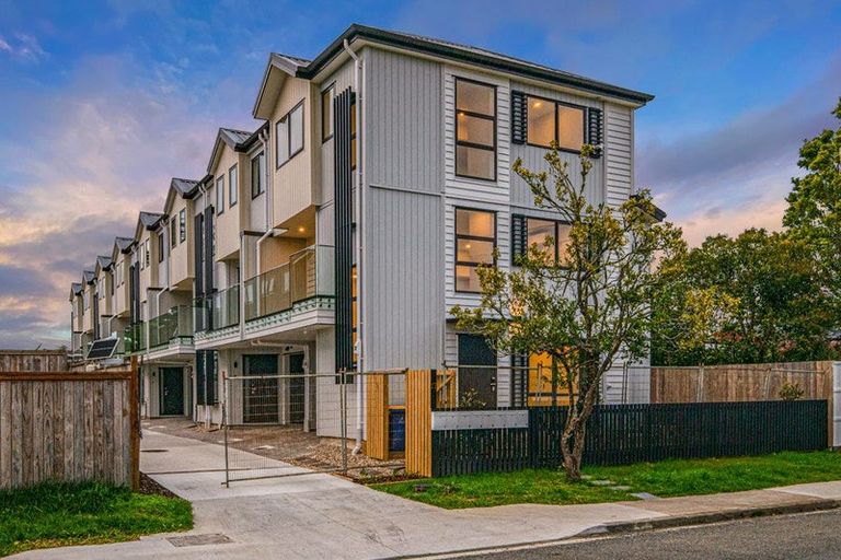 Photo of property in 1/17 Kingdale Road, Henderson, Auckland, 0610