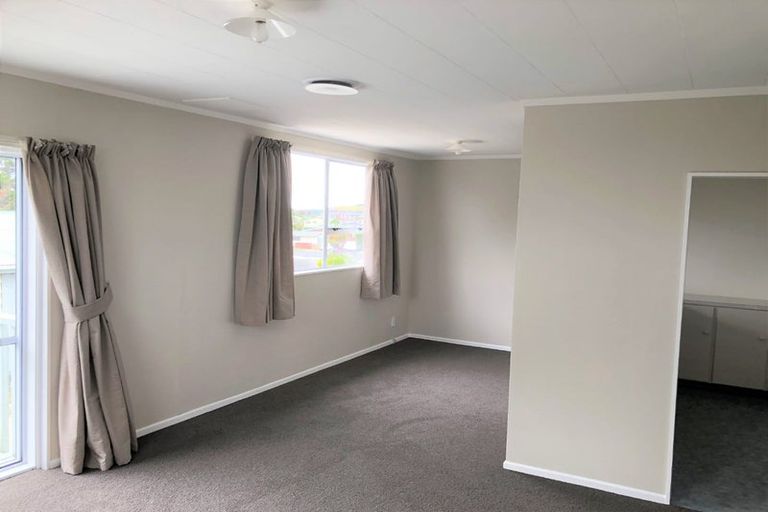 Photo of property in 47f2 Edgecombe Street, Newlands, Wellington, 6037