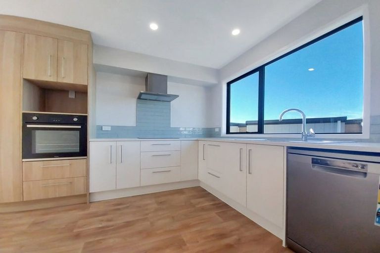 Photo of property in 2 Mikoikoi Crescent, Mangere Bridge, Auckland, 2022