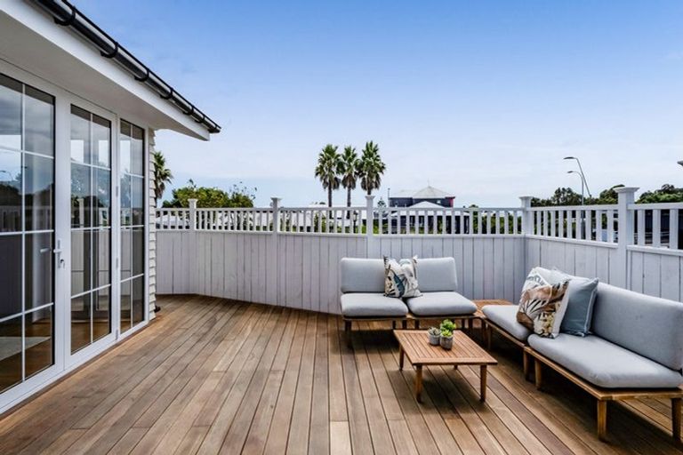 Photo of property in 10 Mangorei Road, Strandon, New Plymouth, 4312