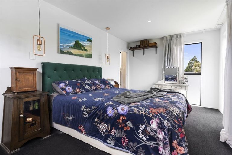 Photo of property in 50 Seymour Road, Sunnyvale, Auckland, 0612