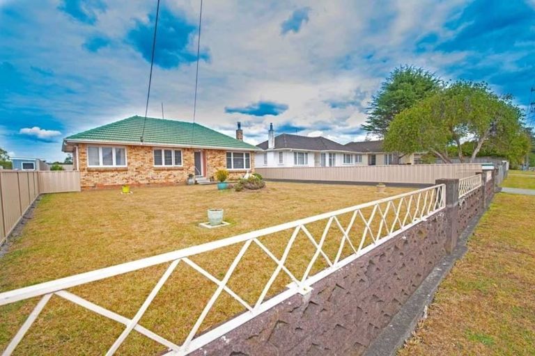 Photo of property in 38 Smythe Road, Henderson, Auckland, 0612