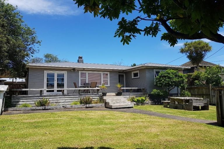 Photo of property in 37 Edmonton Road, Henderson, Auckland, 0612