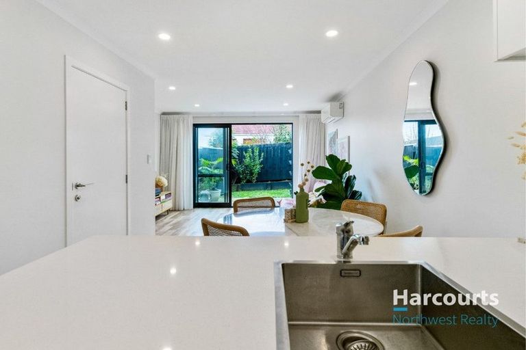 Photo of property in 5 Wharara Lane, Massey, Auckland, 0614