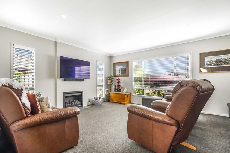 Photo of property in 90 Saint James Drive, Huntington, Hamilton, 3210