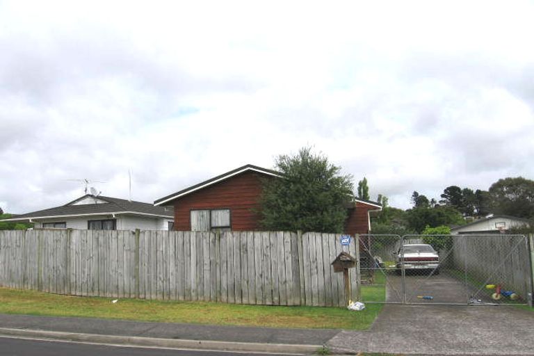 Photo of property in 1/3 Sevilla Place, Unsworth Heights, Auckland, 0632