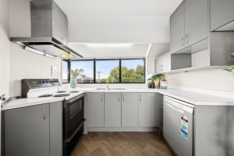 Photo of property in 1/56 Aberdeen Road, Campbells Bay, Auckland, 0620