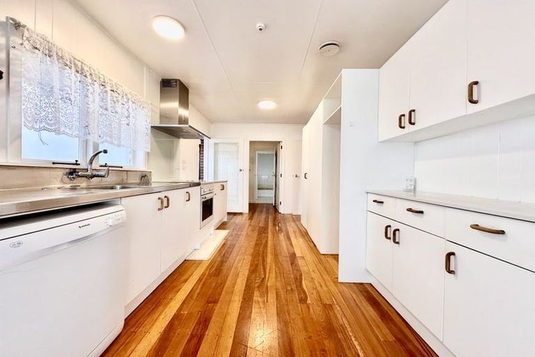 Photo of property in 19 Fairlea Road, Te Atatu South, Auckland, 0610
