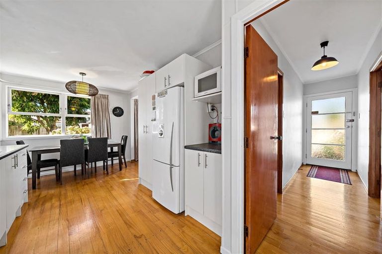 Photo of property in 7 Beach Road, Te Atatu Peninsula, Auckland, 0610