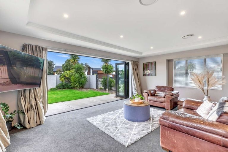 Photo of property in 27 Foresters Crescent, Parklands, Christchurch, 8083