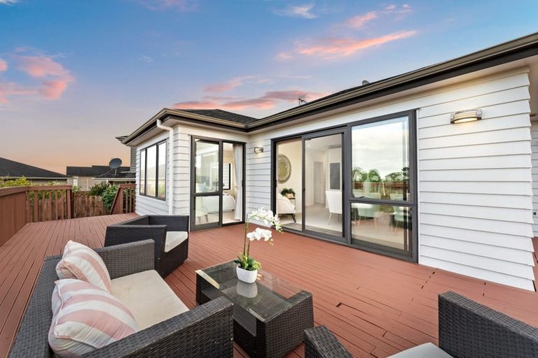 Photo of property in 83 Lake Panorama Drive, Henderson Valley, Auckland, 0612