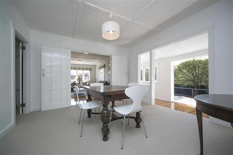 Photo of property in 4 Cleve Road, Green Bay, Auckland, 0604