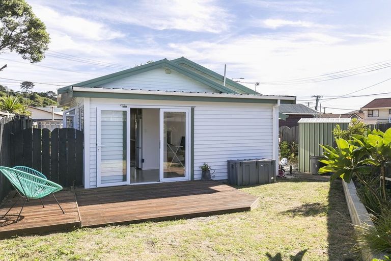 Photo of property in 23 Rua Street, Lyall Bay, Wellington, 6022