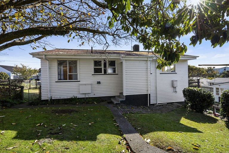 Photo of property in 4 Clerke Place, Marfell, New Plymouth, 4310