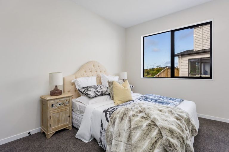 Photo of property in 128 Skulander Crescent, Orewa, 0931