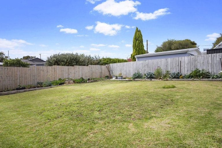 Photo of property in 6 Taioma Crescent, Te Atatu Peninsula, Auckland, 0610